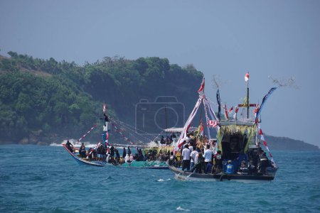 Téléchargez les photos : Petit laut cérémonie sur la plage de tambakrejo. Petik laut est un pêcheur javanais d'action de grâce et l'un des patrimoines culturels immatériels indonésiens - en image libre de droit
