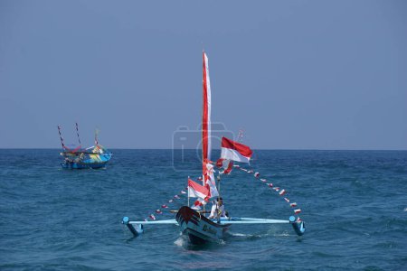Téléchargez les photos : Petit laut cérémonie sur la plage de tambakrejo. Petik laut est un pêcheur javanais d'action de grâce et l'un des patrimoines culturels immatériels indonésiens - en image libre de droit