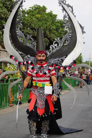 Téléchargez les photos : Le participant Biro Fashion Carnaval avec costume maduranais - en image libre de droit