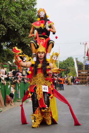 Téléchargez les photos : Le participant Biro Fashion Carnaval avec un costume exotique - en image libre de droit