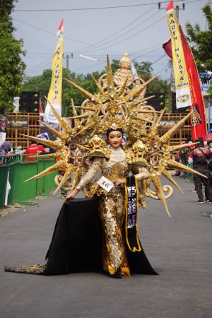 Téléchargez les photos : Le participant Biro Fashion Carnaval avec un costume de biote marin - en image libre de droit