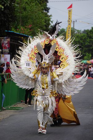 Téléchargez les photos : Le participant Biro Fashion Carnaval avec un costume d'oiseau - en image libre de droit
