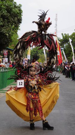 Téléchargez les photos : Le participant Biro Fashion Carnaval avec un costume d'oiseau - en image libre de droit