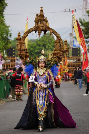 Téléchargez les photos : Le participant Biro Fashion Carnaval avec un costume de temple - en image libre de droit