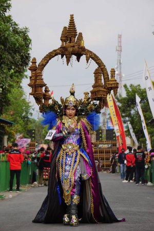Téléchargez les photos : Le participant Biro Fashion Carnaval avec un costume de temple - en image libre de droit