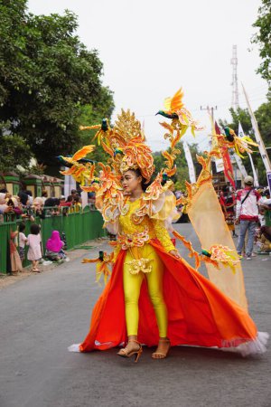 Téléchargez les photos : Le participant Biro Fashion Carnaval avec un costume d'oiseaux de paradis - en image libre de droit