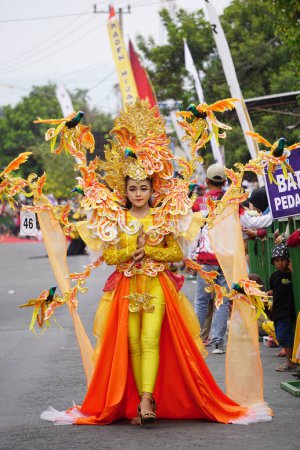 Téléchargez les photos : Le participant Biro Fashion Carnaval avec un costume d'oiseaux de paradis - en image libre de droit