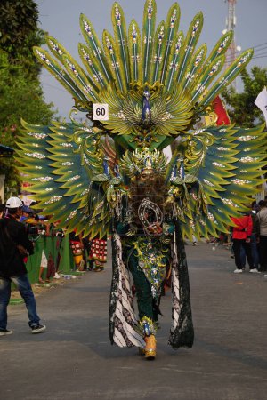 Téléchargez les photos : Le participant Biro Fashion Carnaval avec un costume de paon. - en image libre de droit