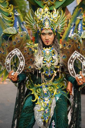 Téléchargez les photos : Le participant Biro Fashion Carnaval avec un costume de paon. - en image libre de droit