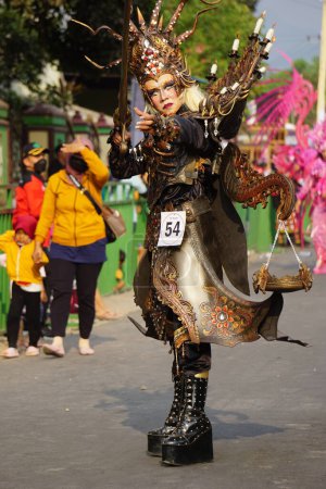 Téléchargez les photos : Le participant Biro Fashion Carnaval avec un costume exotique - en image libre de droit