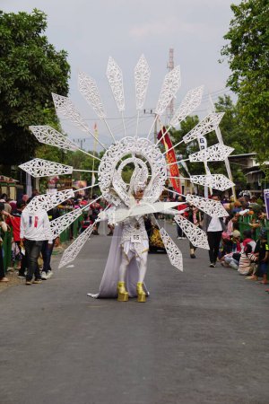 Téléchargez les photos : Le participant Biro Fashion Carnaval avec costume blanc - en image libre de droit
