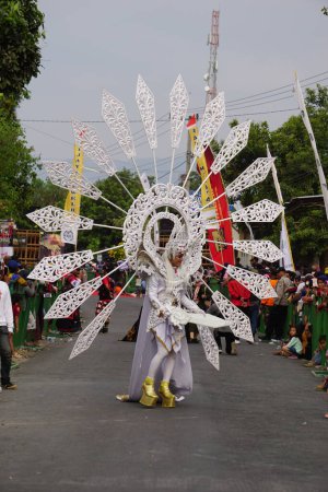 Téléchargez les photos : Le participant Biro Fashion Carnaval avec costume blanc - en image libre de droit