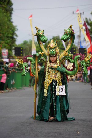 Téléchargez les photos : Le participant Biro Fashion Carnaval avec costume de dragon - en image libre de droit