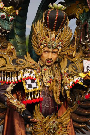 Téléchargez les photos : Le participant Biro Fashion Carnaval avec costume de dragon - en image libre de droit