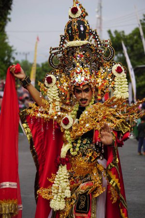 Téléchargez les photos : Les participants Biro Fashion Carnaval avec un costume exotique - en image libre de droit