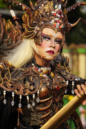 Téléchargez les photos : Les participants Biro Fashion Carnaval avec un costume exotique - en image libre de droit