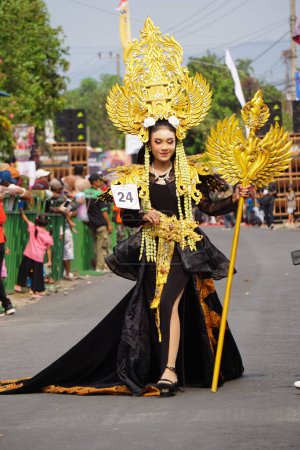 Téléchargez les photos : Belle participante Biro Fashion Carnival avec un costume exotique. - en image libre de droit