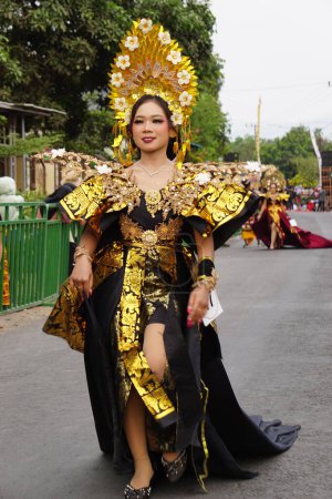 Téléchargez les photos : Belle participante Biro Fashion Carnival avec un costume exotique. - en image libre de droit