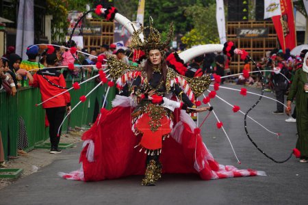 Téléchargez les photos : Le participant Biro Fashion Carnaval avec un costume de fouet de cheval - en image libre de droit