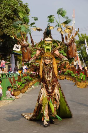 Téléchargez les photos : Le participant Biro Fashion Carnaval avec costume de cerf - en image libre de droit