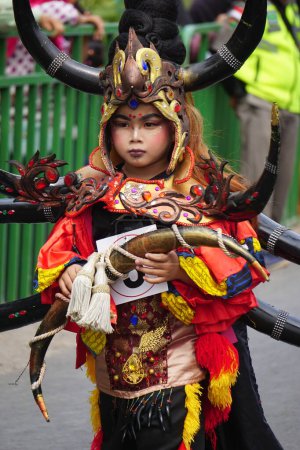 Téléchargez les photos : Le participant Biro Fashion Carnaval avec un costume d'araignée - en image libre de droit