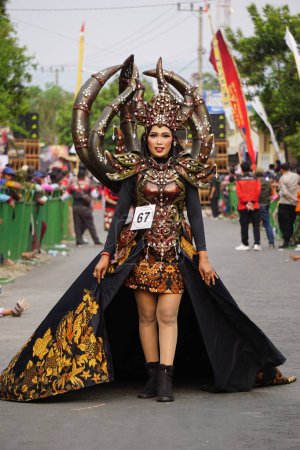 Téléchargez les photos : Le participant Biro Fashion Carnaval avec un costume d'araignée - en image libre de droit