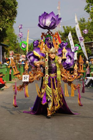 Téléchargez les photos : Le participant Biro Fashion Carnaval avec costume de lotus violet - en image libre de droit