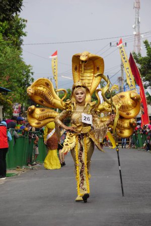 Téléchargez les photos : Le participant Biro Fashion Carnaval avec costume de cobra - en image libre de droit