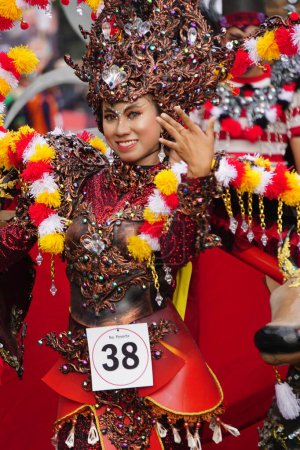 Téléchargez les photos : Le participant Biro Fashion Carnaval avec un costume de vache - en image libre de droit