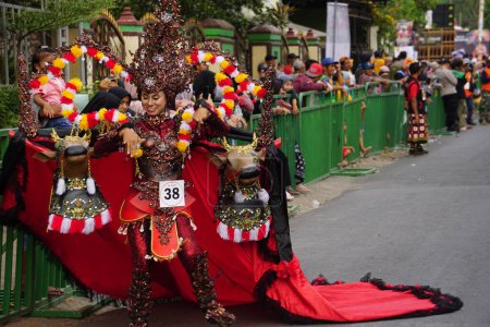Téléchargez les photos : Le participant Biro Fashion Carnaval avec un costume de vache - en image libre de droit
