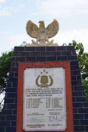 Foto de El monumento de Perjuangan Polri (lucha policial indonesia). Este monumento conmemora los servicios de 12 policías que defendieron la independencia de los ataques holandeses - Imagen libre de derechos