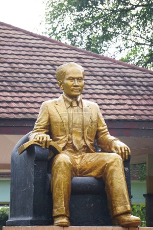 Téléchargez les photos : Le monument du Dr Sutomo (aussi appelé Soetomo atau Soebroto). C'est un héros indonésien de Nganjuk. - en image libre de droit