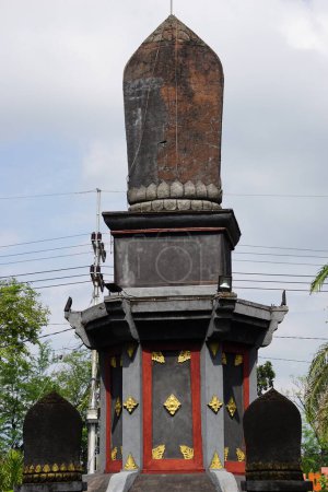 Téléchargez les photos : Monument Anjuk Ladang. Anjuk signifie haut lieu, haut lieu, a obtenu une victoire retentissante. Ladang signifie terre. - en image libre de droit