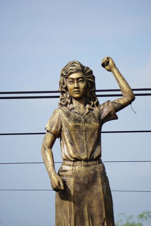 Téléchargez les photos : Le monument de Marsinah. Elle a reçu à titre posthume le prix Yap Thiam Hien, et son meurtre a été officiellement noté par l'Organisation internationale du Travail comme cas # 1773 - en image libre de droit