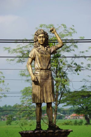 Téléchargez les photos : Le monument de Marsinah. Elle a reçu à titre posthume le prix Yap Thiam Hien, et son meurtre a été officiellement noté par l'Organisation internationale du Travail comme cas # 1773 - en image libre de droit