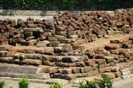 Foto de Las ruinas de candi sumbernanas (sumbernanas templo, candi bubrah). Este templo fue descubierto alrededor de 1919 y fue construido durante el reinado de Mpu Sindok del Reino Kediri en el siglo 10-11. - Imagen libre de derechos