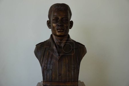Téléchargez les photos : La statue de Karel Satsuit Tubun. Il est l'un des combattants de la liberté indonésienne - en image libre de droit