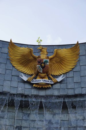 Foto de Garuda Pancasila (indonesio cinco principios) con un fondo natural - Imagen libre de derechos