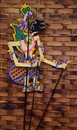 Téléchargez les photos : Les marionnettes indonésiennes qui appelaient wayang (marionnette javanaise) sur fond blanc. Wayang sont faits de peau de chèvre, de vache ou de buffle - en image libre de droit