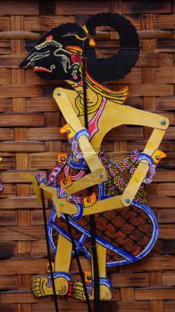 Téléchargez les photos : Les marionnettes indonésiennes qui appelaient wayang (marionnette javanaise) sur fond blanc. Wayang sont faits de peau de chèvre, de vache ou de buffle - en image libre de droit