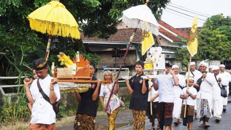 Téléchargez les photos : Les hindous accomplissent des prières dans le cadre de la cérémonie de Melasti avant le jour de Nyepi - en image libre de droit