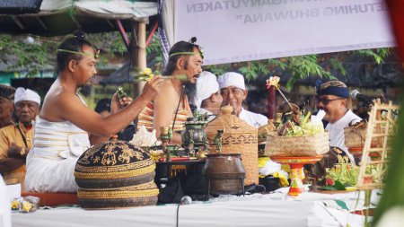 Téléchargez les photos : Les hindous accomplissent des prières dans le cadre de la cérémonie de Melasti avant le jour de Nyepi - en image libre de droit