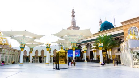 Téléchargez les photos : The beautiful Ar-Rahman mosque. This mosque has architecture similar to the Nabawi Mosque in Medina. - en image libre de droit