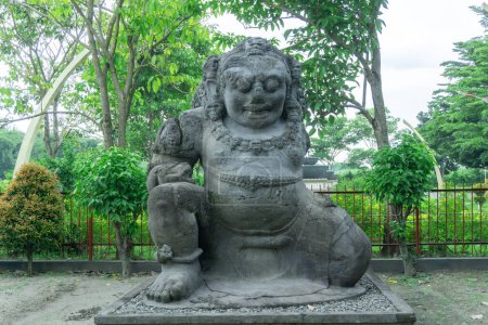 Totok Kerot estatua en Kediri. Esta estatua es una inscripción de 3m de altura en la forma de una estatua gigante de Dwarapala, que se origina en el reino de Kediri.