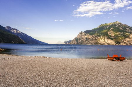 Foto de North shore of the lake Lago di Garda near Torbole, Nago-Torbole, sunny stone beach in Italy without people - Imagen libre de derechos