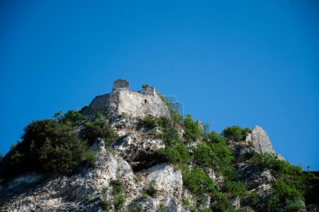 Foto de Las ruinas de Castel Penede se encuentran en la ciudad de Nago, por encima de la localidad de Torbole, en el norte del Lago di Garda - Imagen libre de derechos