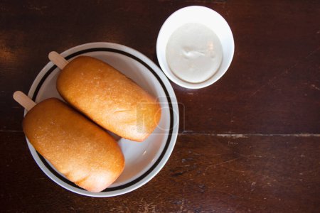 Téléchargez les photos : Petits pains chinois cuits à la vapeur et sucrés (Fried Mantou) - en image libre de droit
