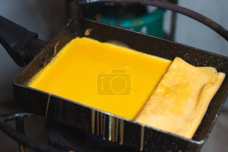 Foto de Rollos de huevo japoneses mezclados con azúcar, sartén frita, comida local japonesa para sushi - Imagen libre de derechos
