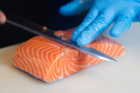 Chefs japoneses filetean salmón, una delicada habilidad profesional para aprovechar al máximo los filetes.
