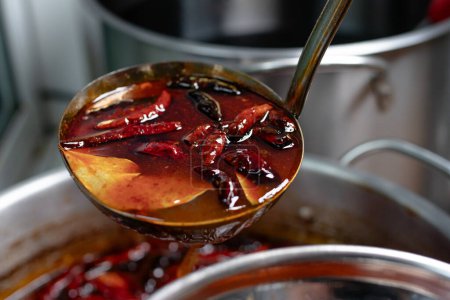 Getrocknete Chilischoten in würziger Shabu-Suppe, leckeres Essen, chinesisches Essen.
